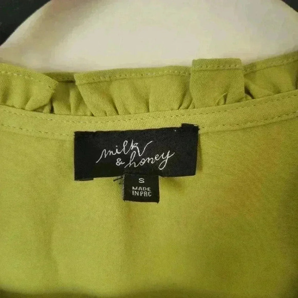 GREEN %100 polyester ruffle sleeve blouse size small - Picture 3 of 4